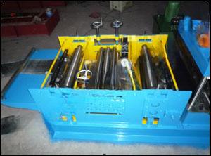 Straightening and guide system of L BAR roll forming machine
